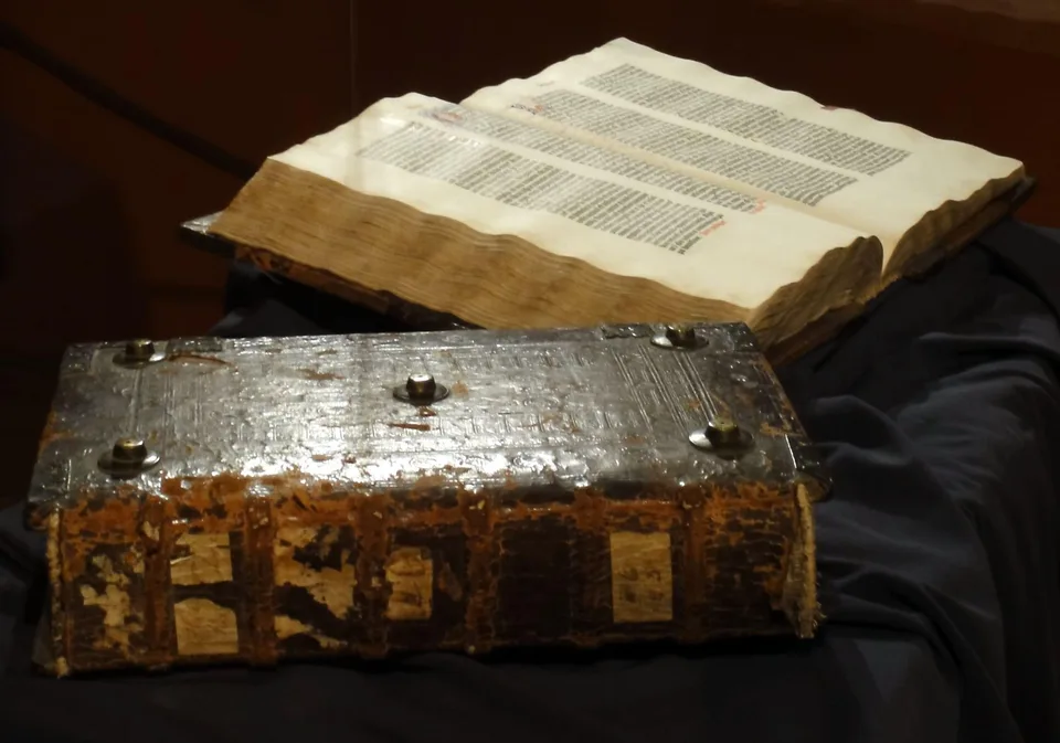 Page de la Bible de Gutenberg, premier livre imprimé avec des caractères mobiles au XVe siècle.