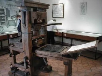 Reconstitution dâune presse de Gutenberg utilisĂ©e pour des ateliers dâimpression avec caractĂšres mobiles