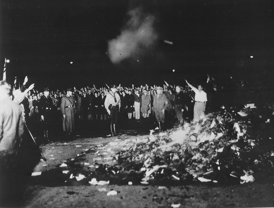 Hitler et le nazisme, autodafé sur l’Opernplatz avec saluts nazis