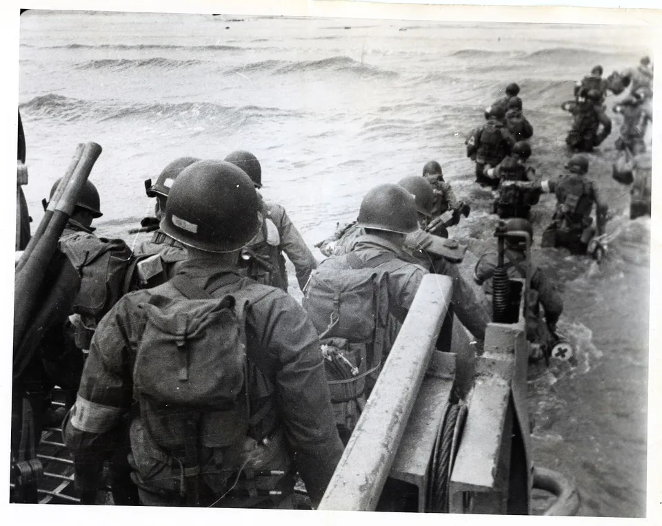 DĂ©barquement 1944 : troupes amĂ©ricaines pataugent Ă Omaha depuis LCVP Ă lâaube