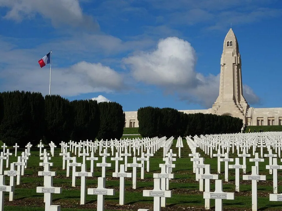 Vue extĂ©rieure de lâossuaire de Douaumont, mĂ©morial de Verdun