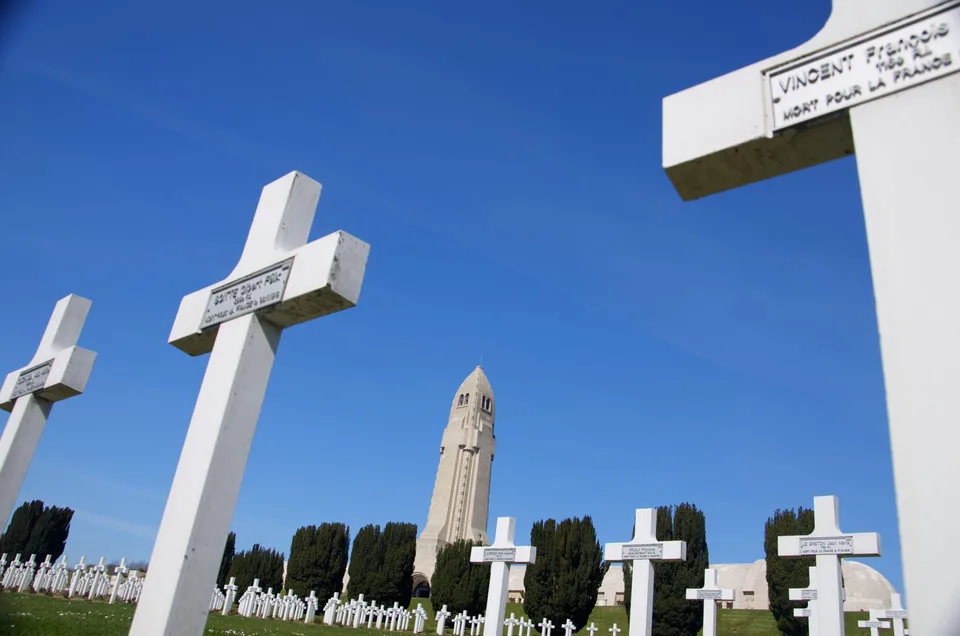 Ossuaire de Douaumont et cimetière militaire de Verdun, lieu de mémoire 14-18