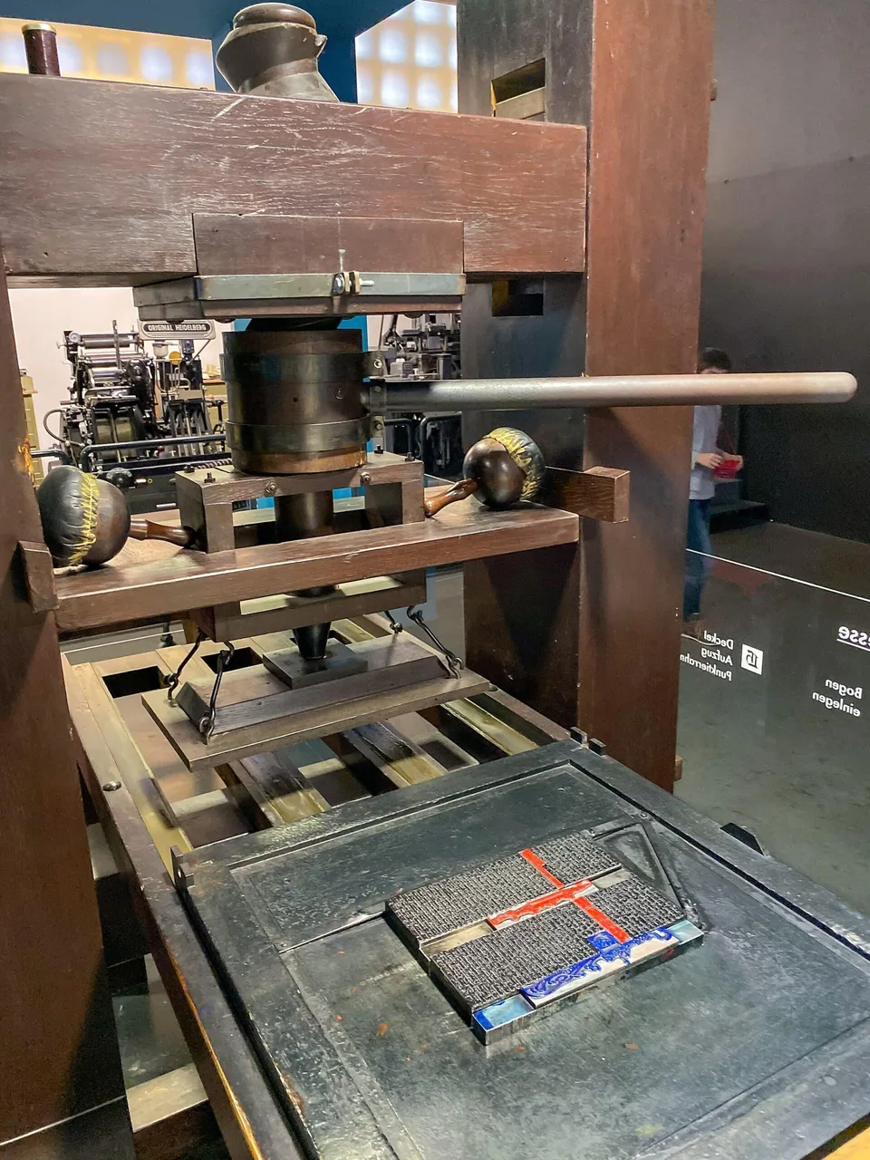 Ancienne presse Ă imprimer avec formes typographiques et plateau dâencrage au musĂ©e de Mayence