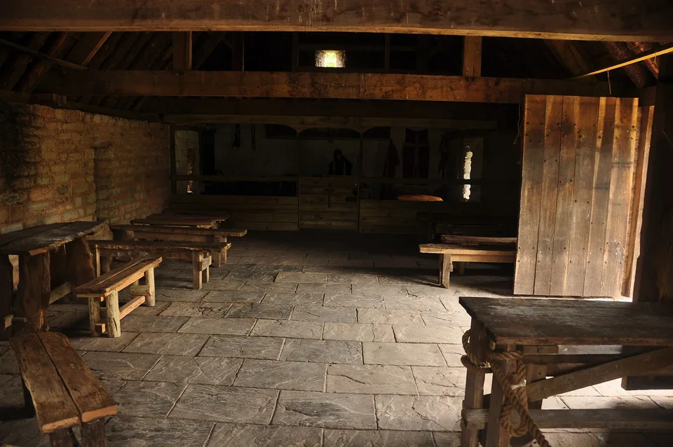 IntĂ©rieur en bois et pierre dâune chapelle mĂ©diĂ©vale reconstituĂ©e Ă Cosmeston