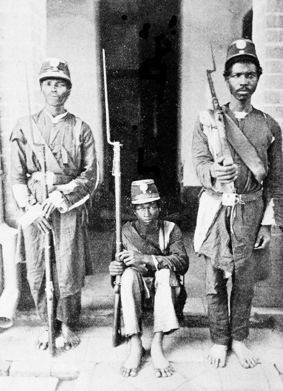 Soldats malgaches en 1895 durant la conquête de Madagascar