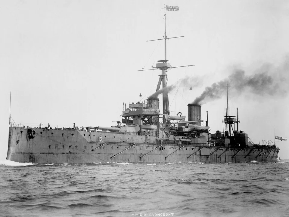 Cuirassé HMS Dreadnought en 1906, symbole de la course navale anglo-allemande