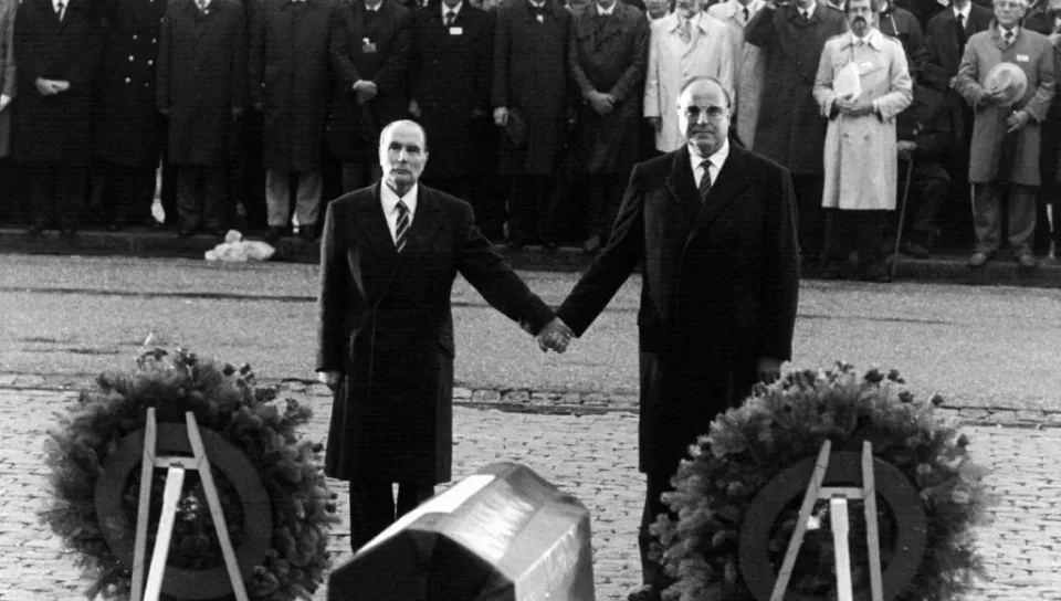 François Mitterrand et Helmut Kohl main dans la main à Verdun