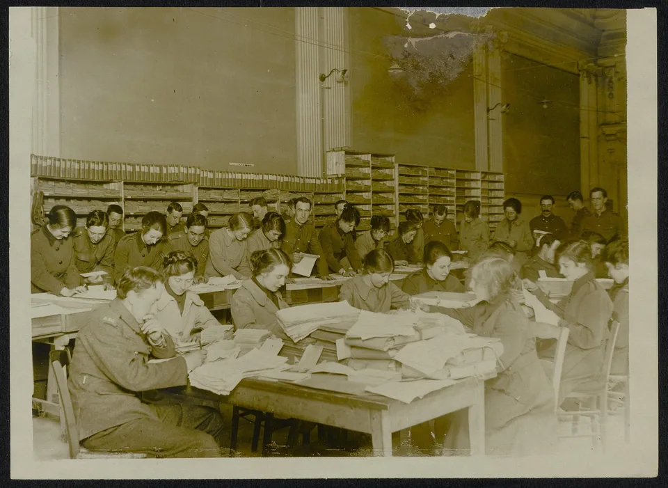 Groupe de femmes travaillant dans un bureau administratif pendant la Première Guerre mondiale
