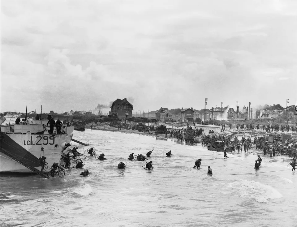 Débarquement 1944 : Canadiens débarquent à Juno avec bicyclettes tactiques