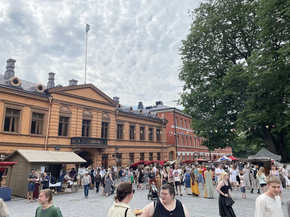 Place animée lors du marché médiéval de Turku avec de nombreux visiteurs