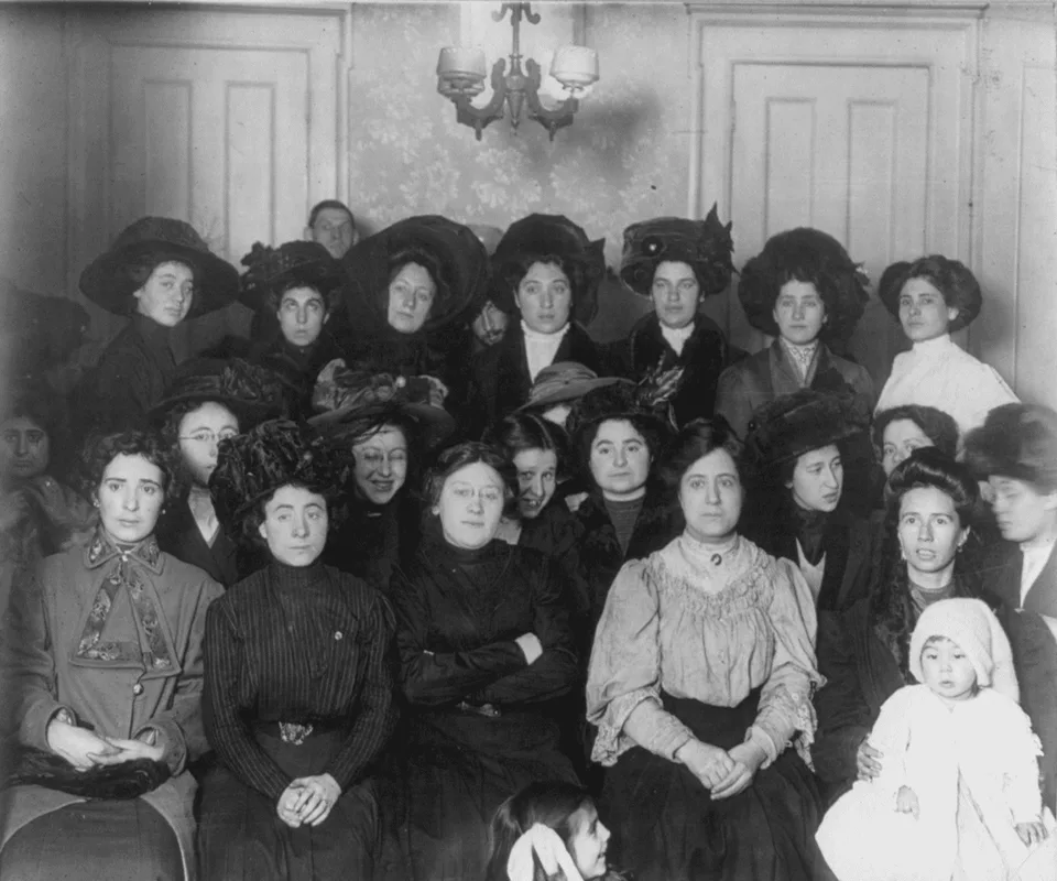 Groupe d’ouvrières du textile en grève réunies dans une salle, New York 1910