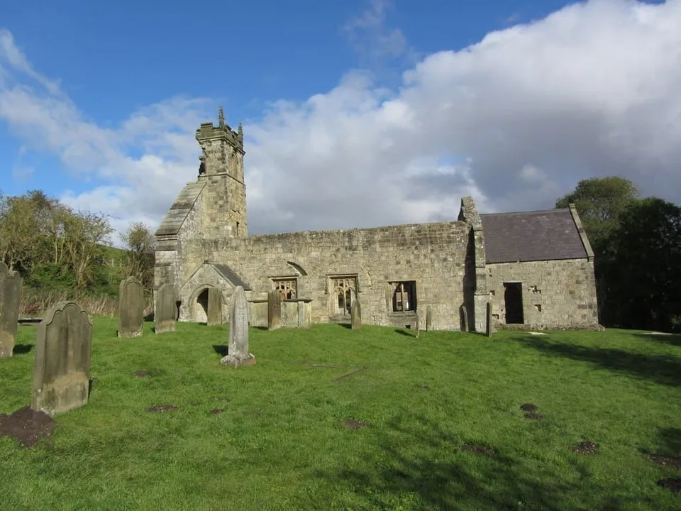 Ruines dâune Ă©glise mĂ©diĂ©vale dans le village dĂ©sertĂ© de Wharram Percy