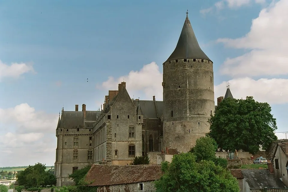 Vue du château de Châteaudun avec son imposant donjon et ses remparts en pierre