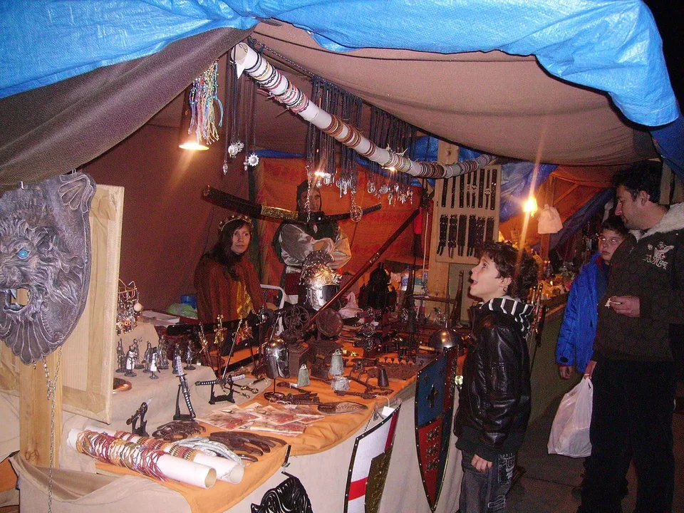 Étals colorés et artisans lors du marché médiéval de Cordoue