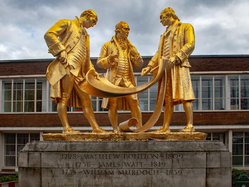 Statue dorée de Boulton, Watt et Murdoch, pionniers de la Révolution industrielle