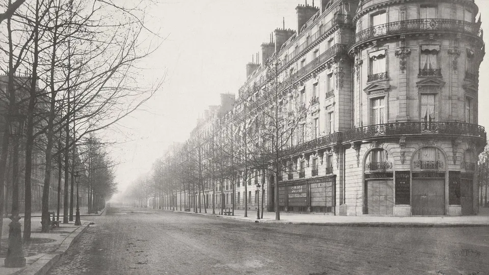 Photographie du boulevard Haussmann à Paris au XIXᵉ siècle avec immeubles haussmanniens