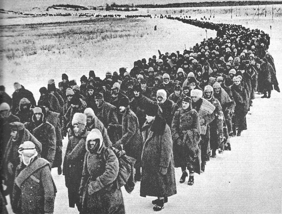 Colonne de prisonniers de guerre allemands, italiens, roumains et hongrois en 1943, capturés sur le front de l’Est.