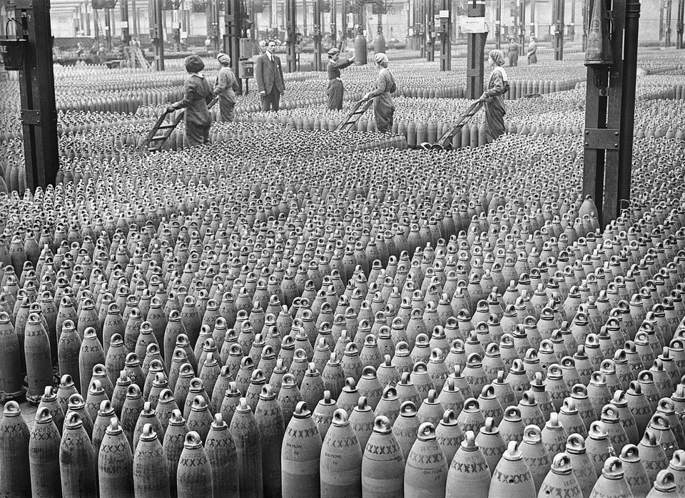 Groupe de femmes britanniques travaillant à la production d’obus pendant la guerre