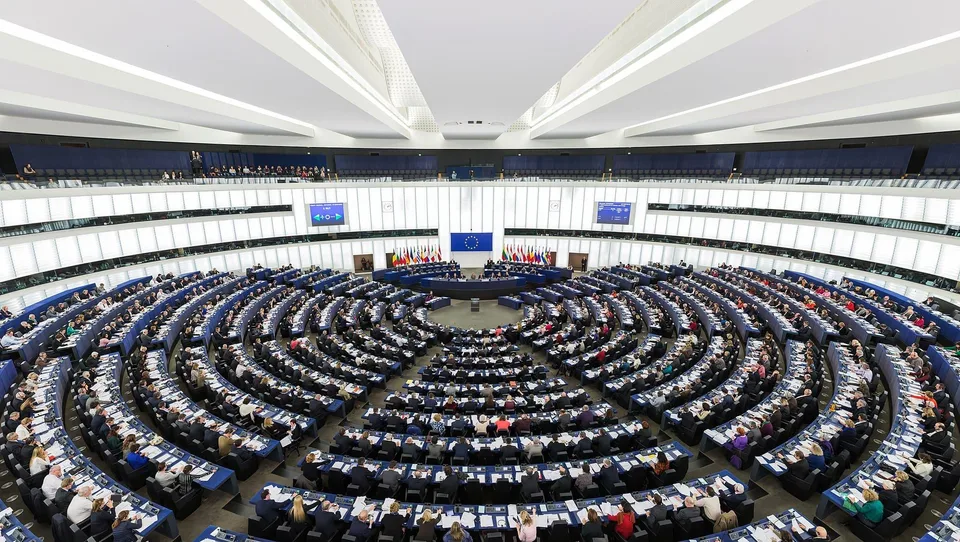 Vue panoramique de l’hémicycle du Parlement européen à Strasbourg, en session plénière, avec les députés à leur siège