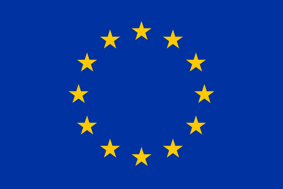Drapeau bleu avec un cercle de douze étoiles dorées représentant l’Union européenne