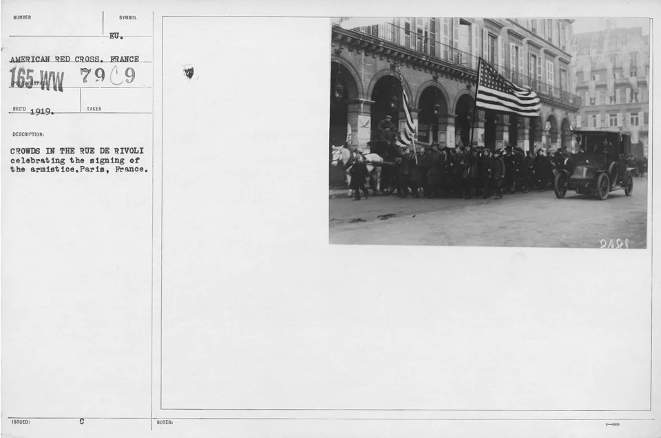 Foule parisienne rue de Rivoli célébrant la signature de l’armistice