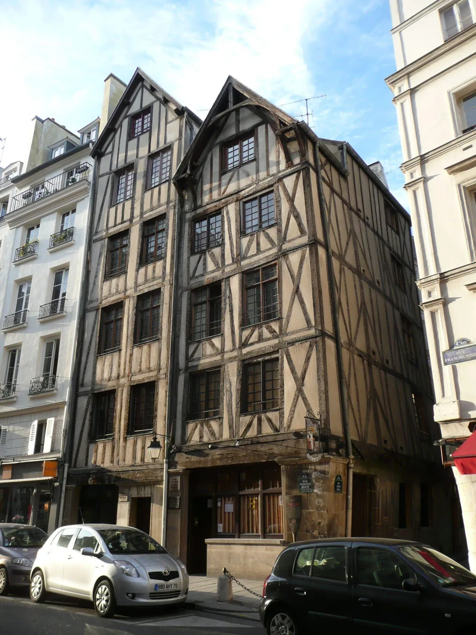 Maisons médiévales à colombages dans une rue ancienne de Paris