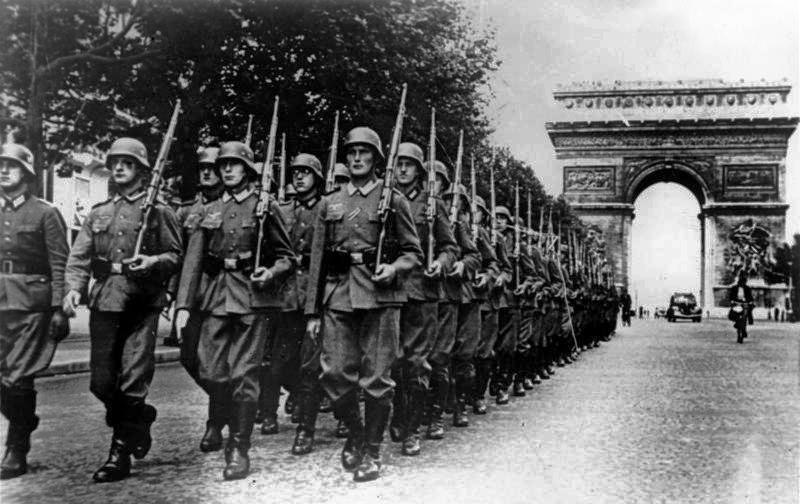 Soldats allemands défilant sur les Champs-Élysées à Paris, le 14 juin 1940, après l’entrée des troupes nazies dans la capitale française.