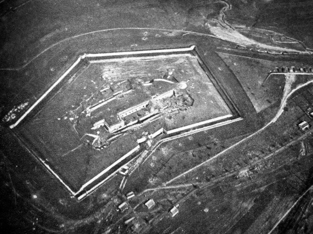 Vue aérienne du fort de Douaumont pendant la bataille de Verdun en 1916