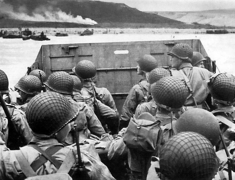 Soldats américains débarquant sur Omaha Beach le 6 juin 1944 lors du jour J en Normandie.