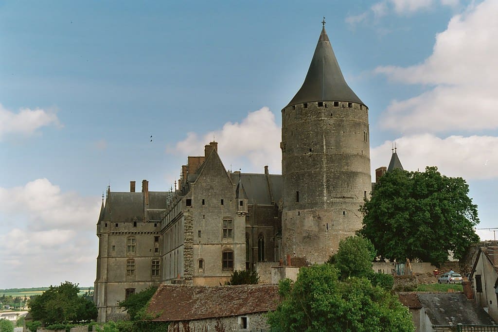 Vue du château de Châteaudun avec son imposant donjon et ses remparts en pierre