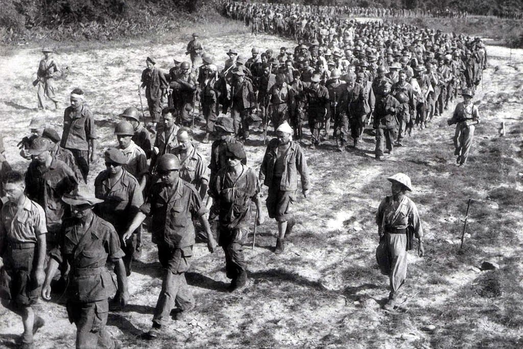 Prisonniers français après la bataille de Điện Biên Phủ en 1954
