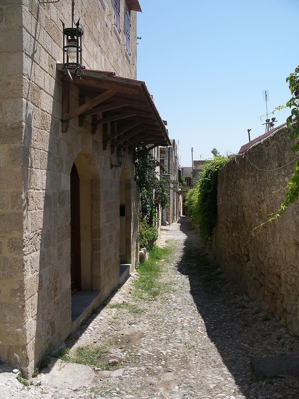 Étroit passage pavé bordé de maisons en pierre dans la vieille ville de Rhodes