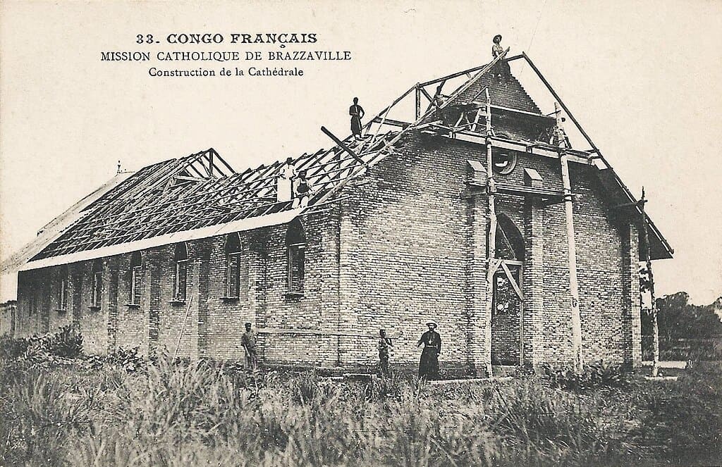 Ouvriers et missionnaires sur le chantier de la cathédrale de Brazzaville à la fin du XIXe siècle