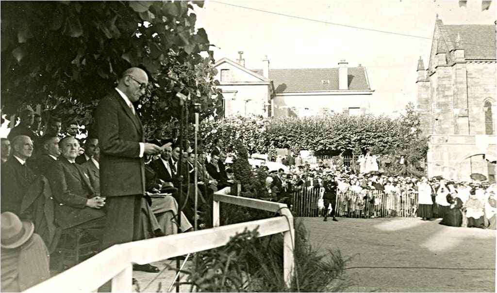 Robert Schuman prononçant un discours en plein air à Luxeuil-les-Bains devant une foule en 1950