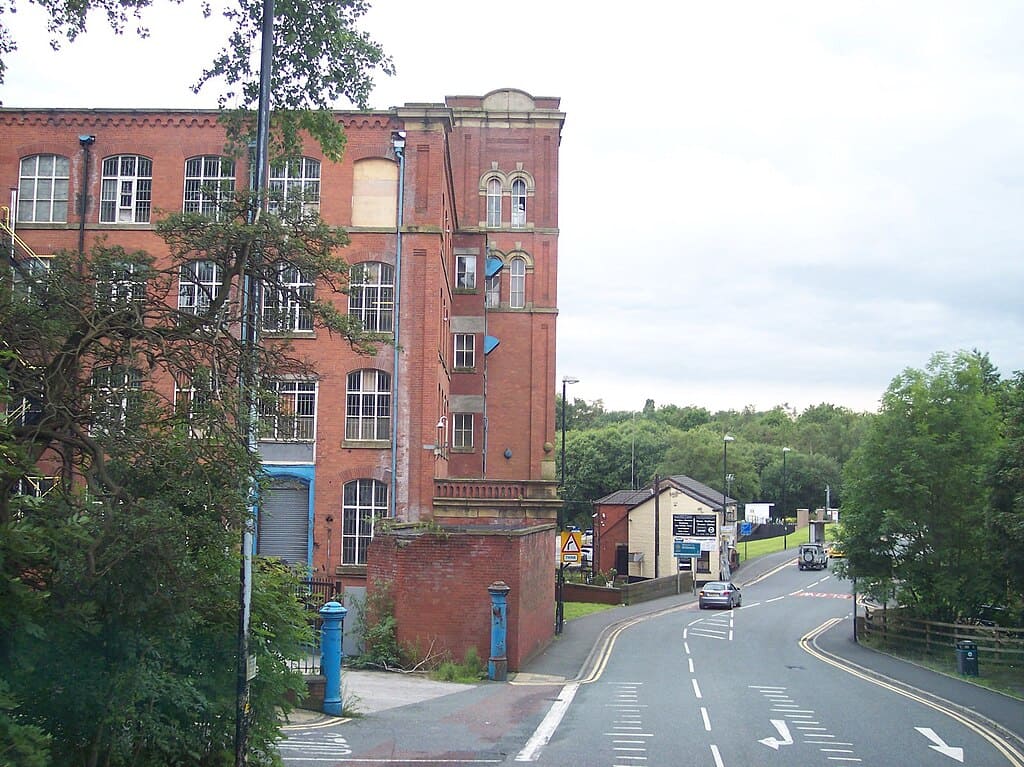 Usine textile en briques à Lees près de Manchester, exemple d’architecture industrielle