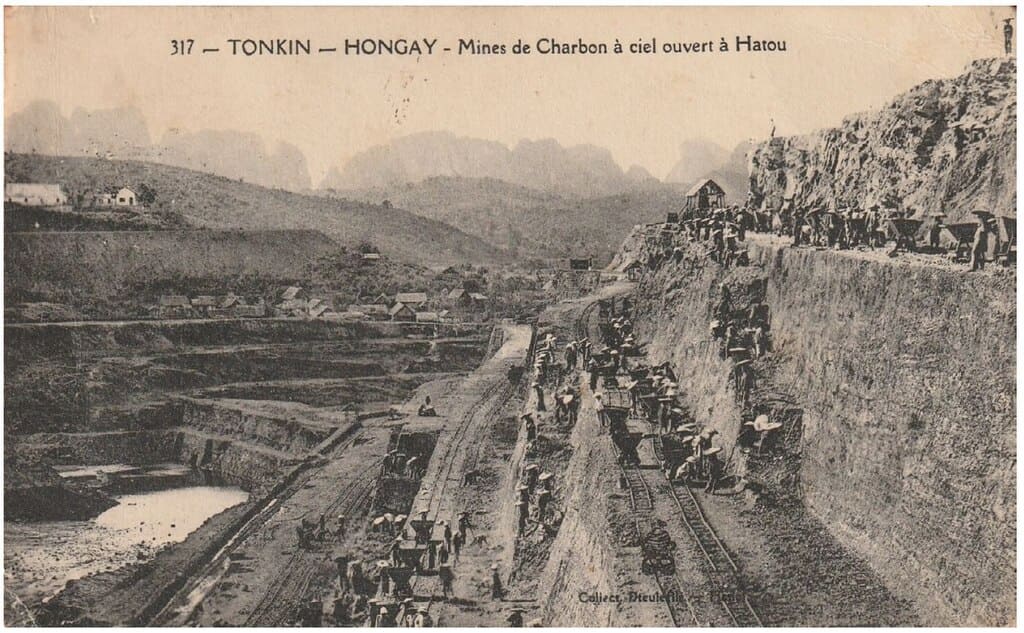 Mineurs au travail dans une mine de charbon à ciel ouvert au Tonkin