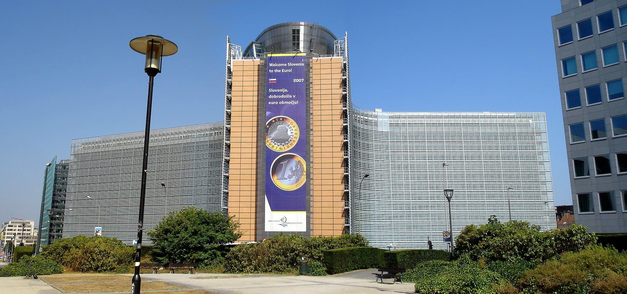 Bâtiment Berlaymont, siège de la Commission européenne à Bruxelles, avec bannière de bienvenue à la Slovénie dans la zone euro en 2007
