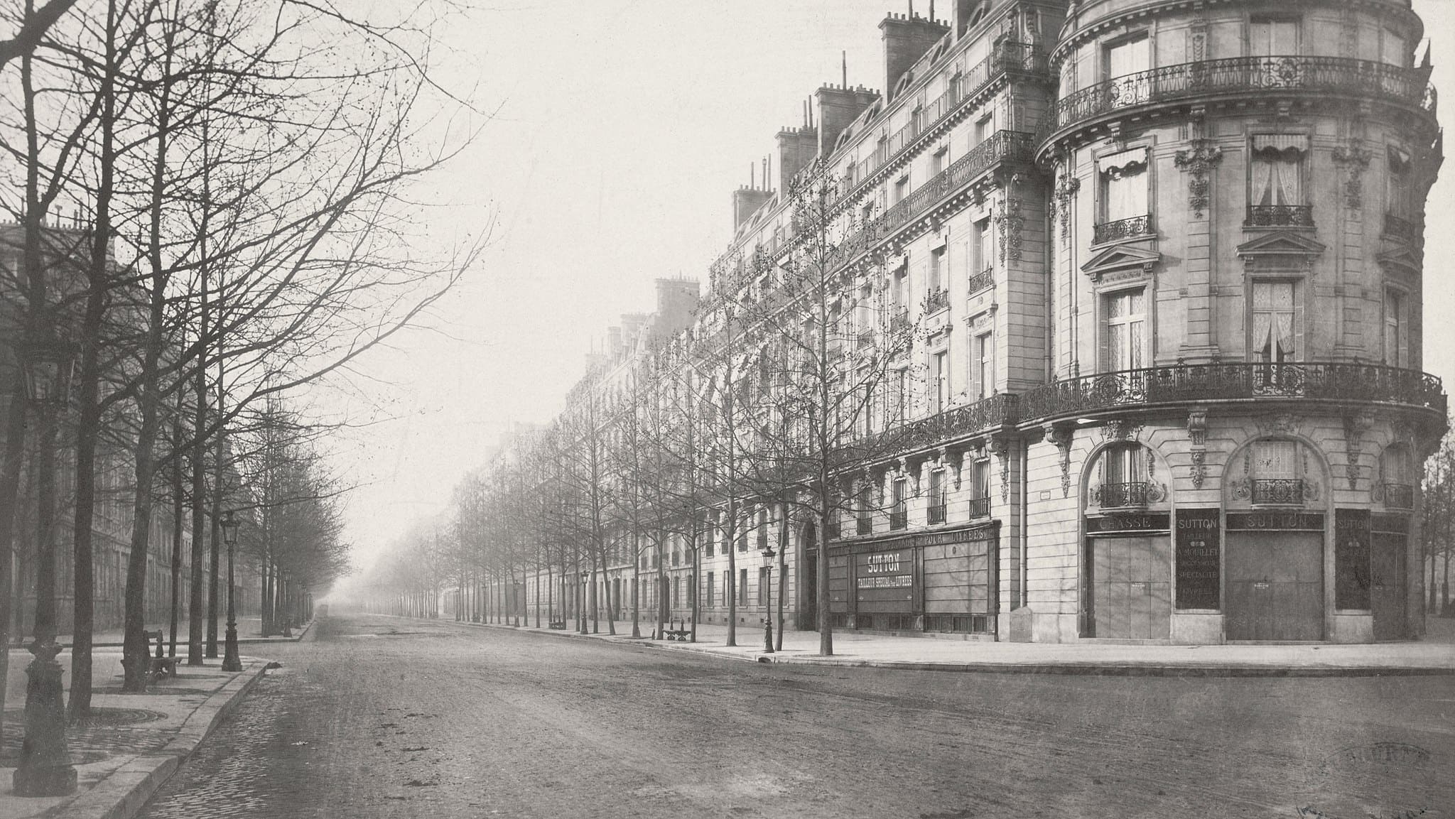 Photographie du boulevard Haussmann à Paris au XIXᵉ siècle avec immeubles haussmanniens