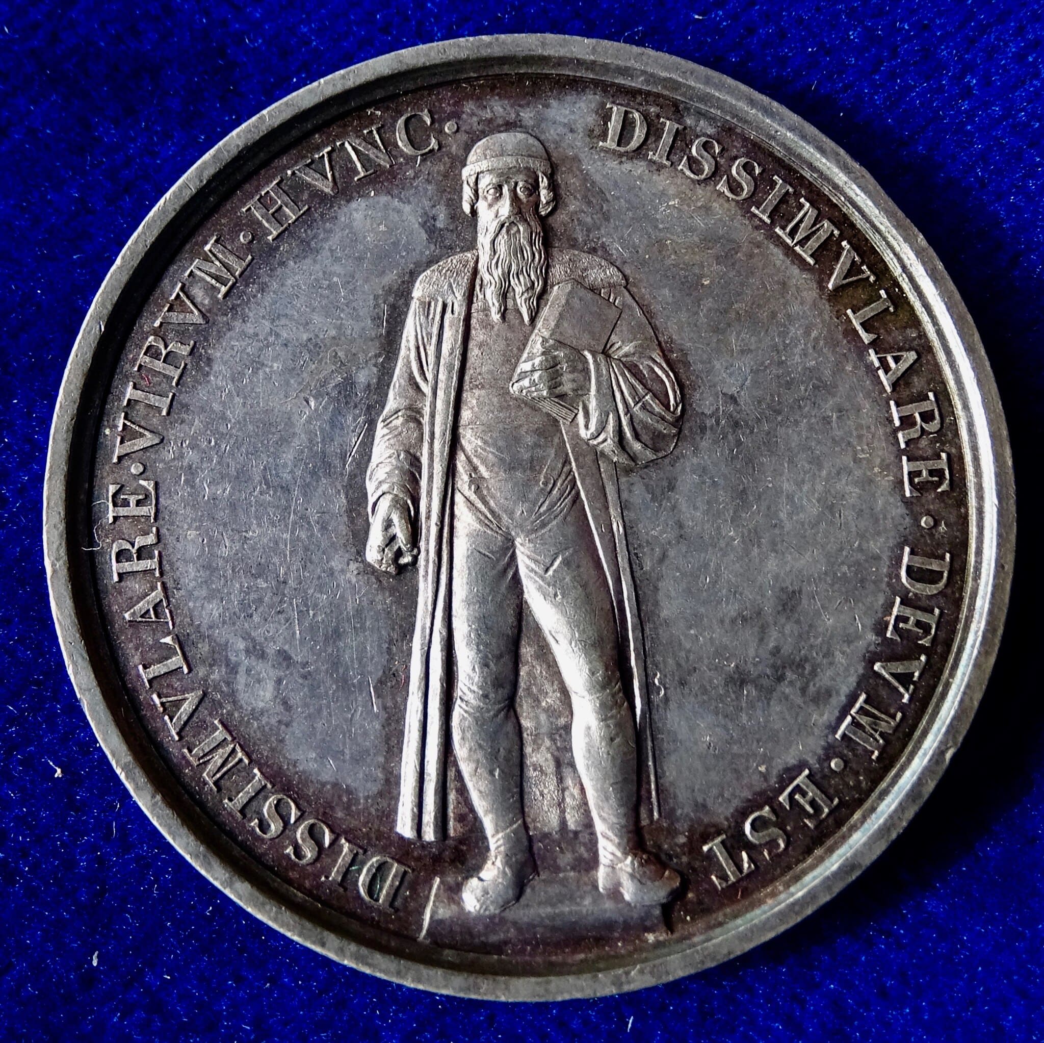 Médaille en argent représentant Gutenberg tenant un livre, frappée en 1840 à Mayence