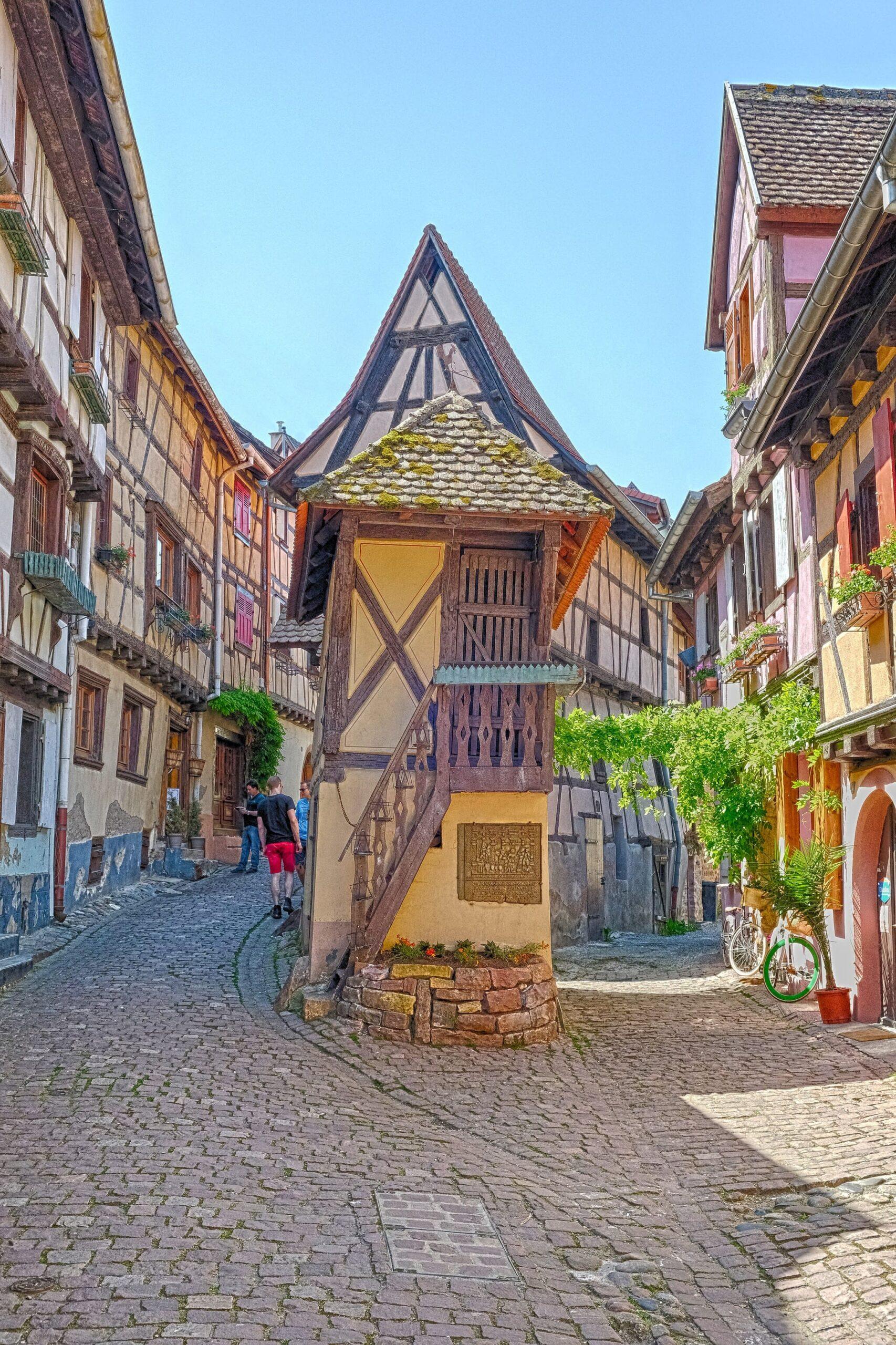 Rue pavée bordée de maisons à colombages dans une ville médiévale