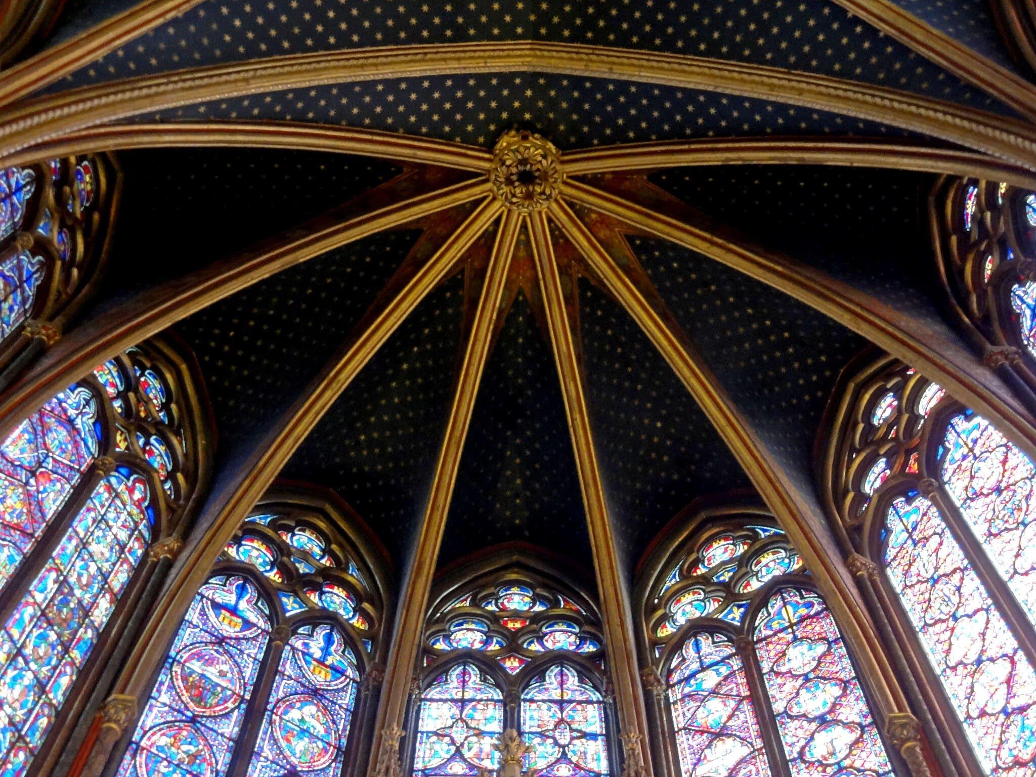 Tympan roman de l’abbaye de Moissac : le Christ en majesté entouré des symboles des Évangélistes