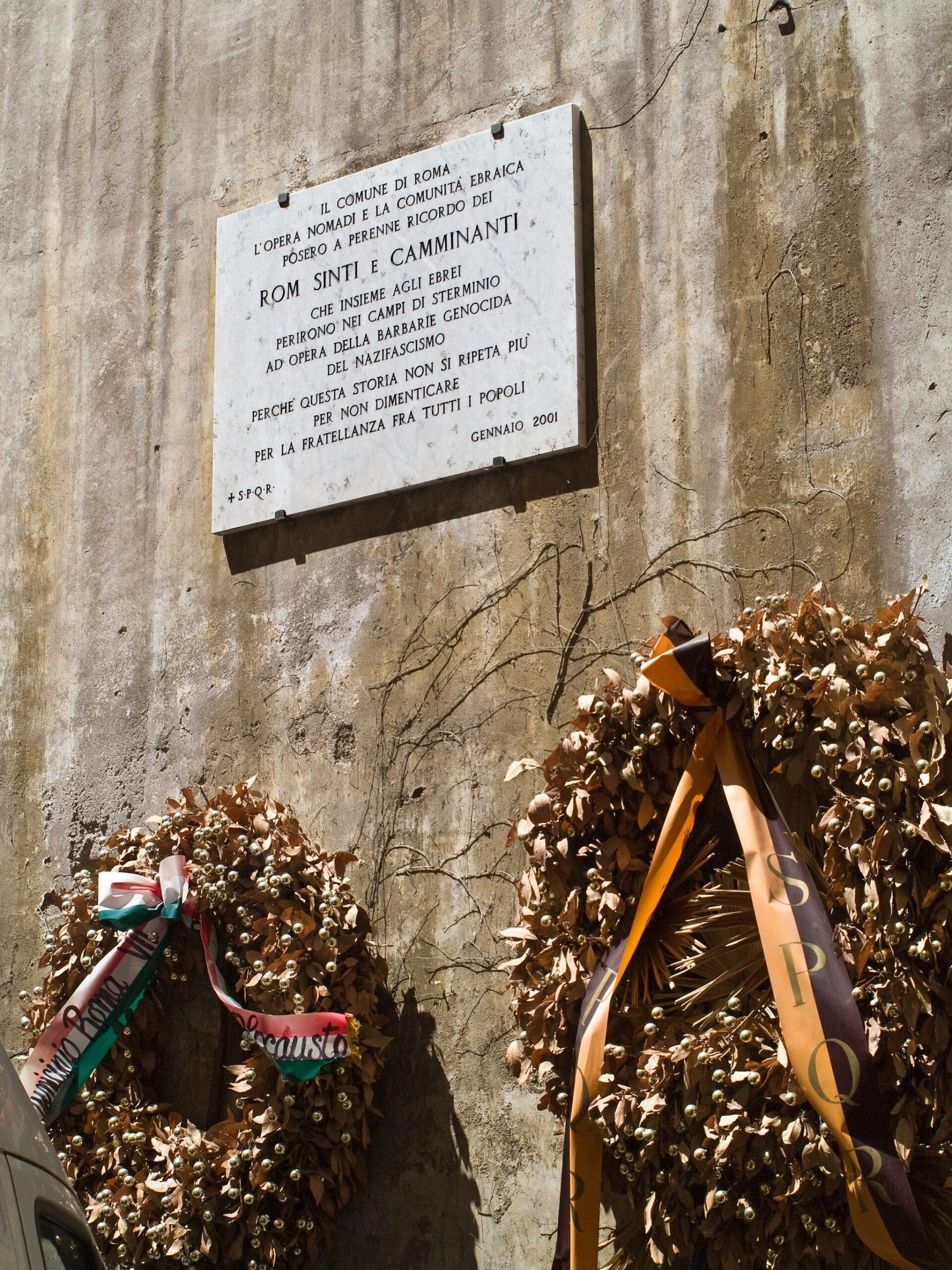 Plaque en marbre à Rome en hommage aux Roms, Sinti et Camminanti victimes du nazisme