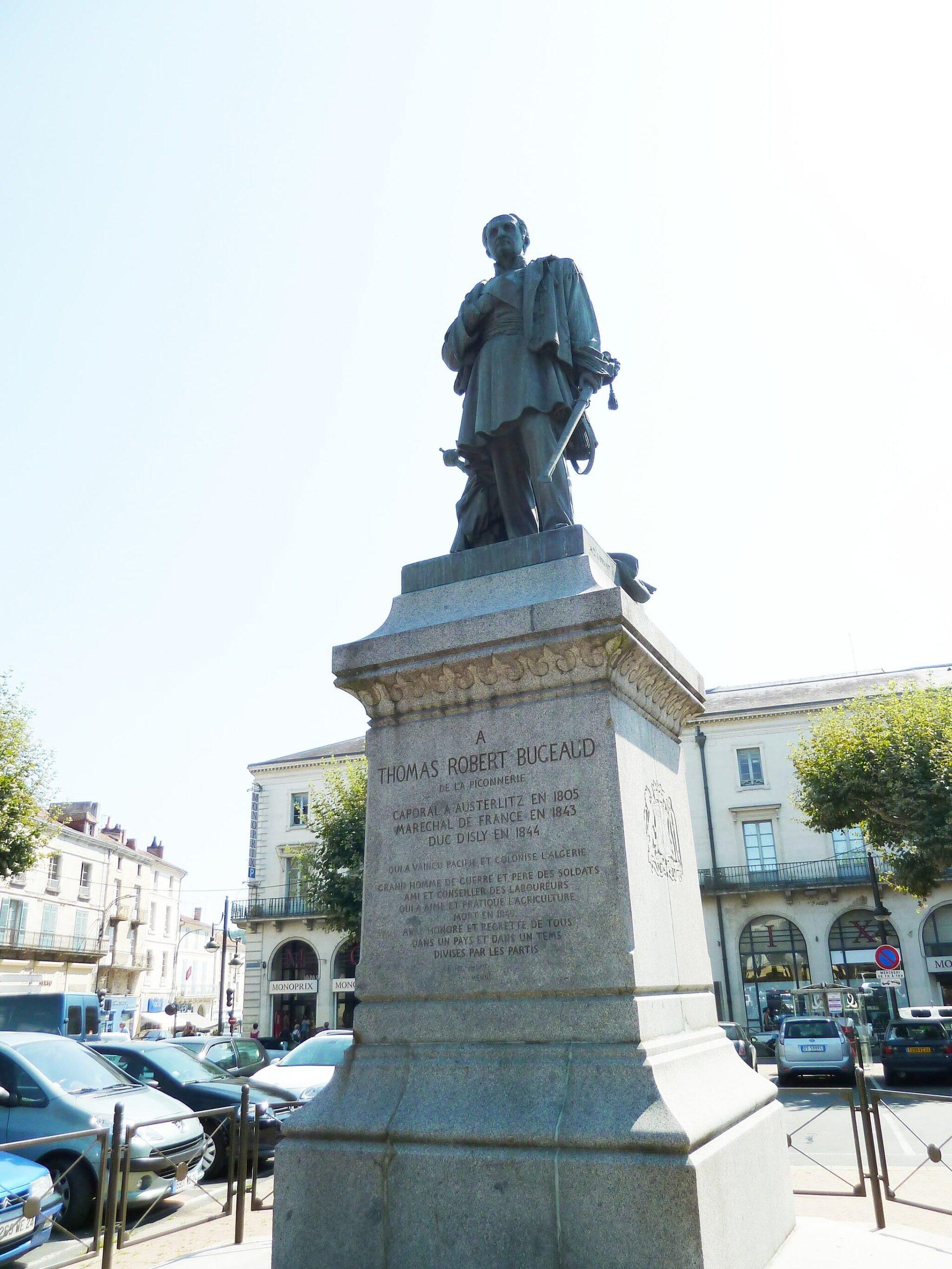 Statue du maréchal Bugeaud, gouverneur colonial français, contestée dans la mémoire coloniale