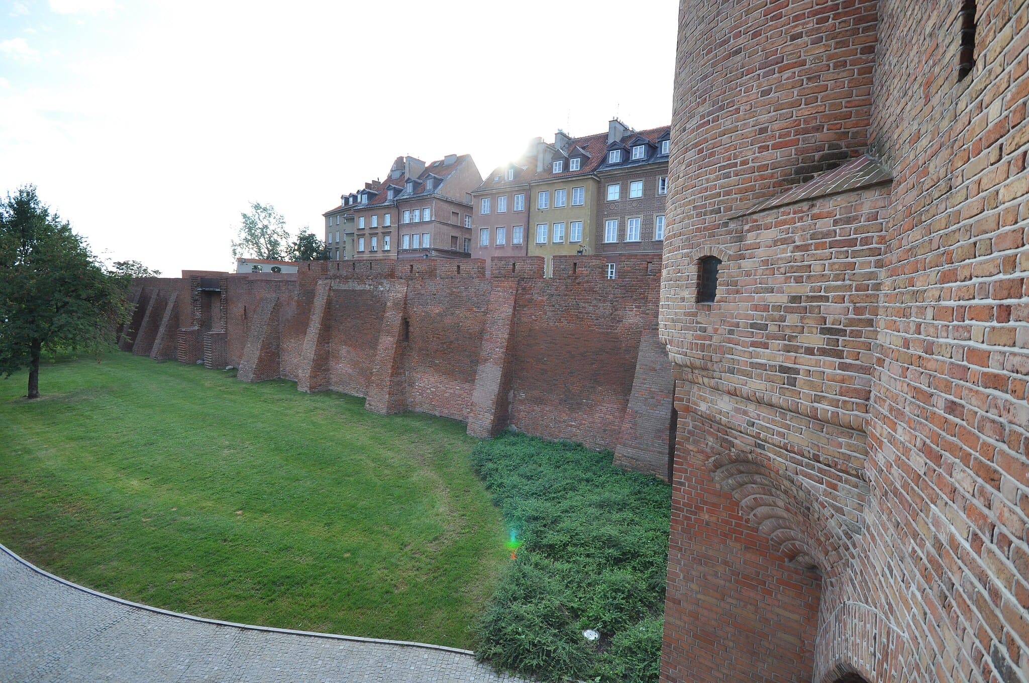 Remparts médiévaux en briques entourant la vieille ville de Varsovie