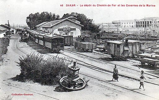 Carte postale de Dakar avec dépôt du chemin de fer et casernes, capitale de l’AOF