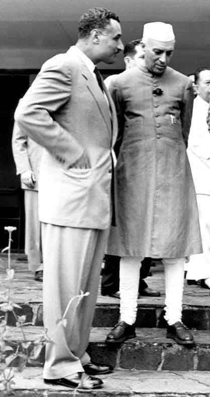 Gamal Abdel Nasser et Jawaharlal Nehru discutant lors de la Conférence de Bandung