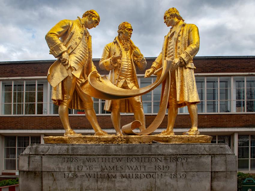 Statue dorée de Boulton, Watt et Murdoch, pionniers de la Révolution industrielle