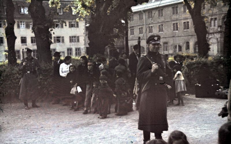 Photographie montrant des familles roms et sintis surveillées par des soldats allemands lors d’une déportation