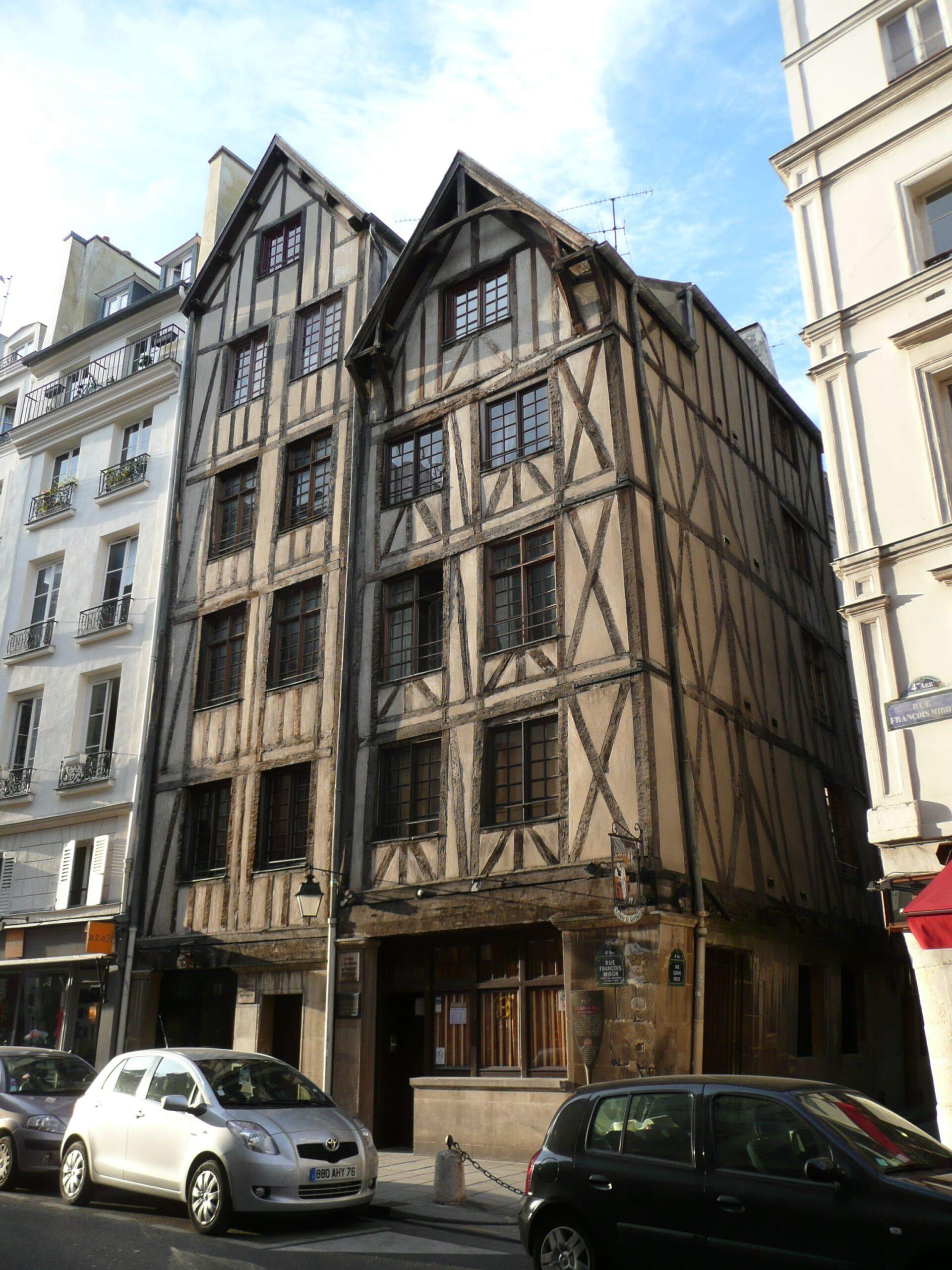 Maisons médiévales à colombages dans une rue ancienne de Paris