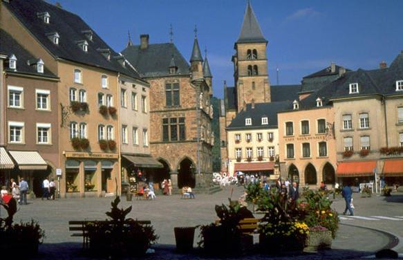 Place centrale d’Echternach entourée de bâtiments historiques